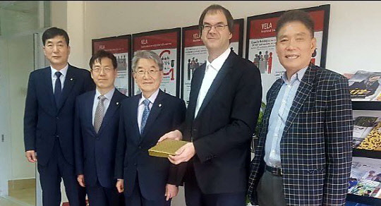 상명대학교는 라오스상공회의소, 라오스국립대학교, 독일국제협력공사(GIZ)와 라오스 내 중소기업 발전을 위한 국제 협력체계를 구축하기로 했다고 밝혔다. 백웅기 상명대 총장(왼쪽 세번째) 등이 기념촬영을 하고 있다.  상명대 제공